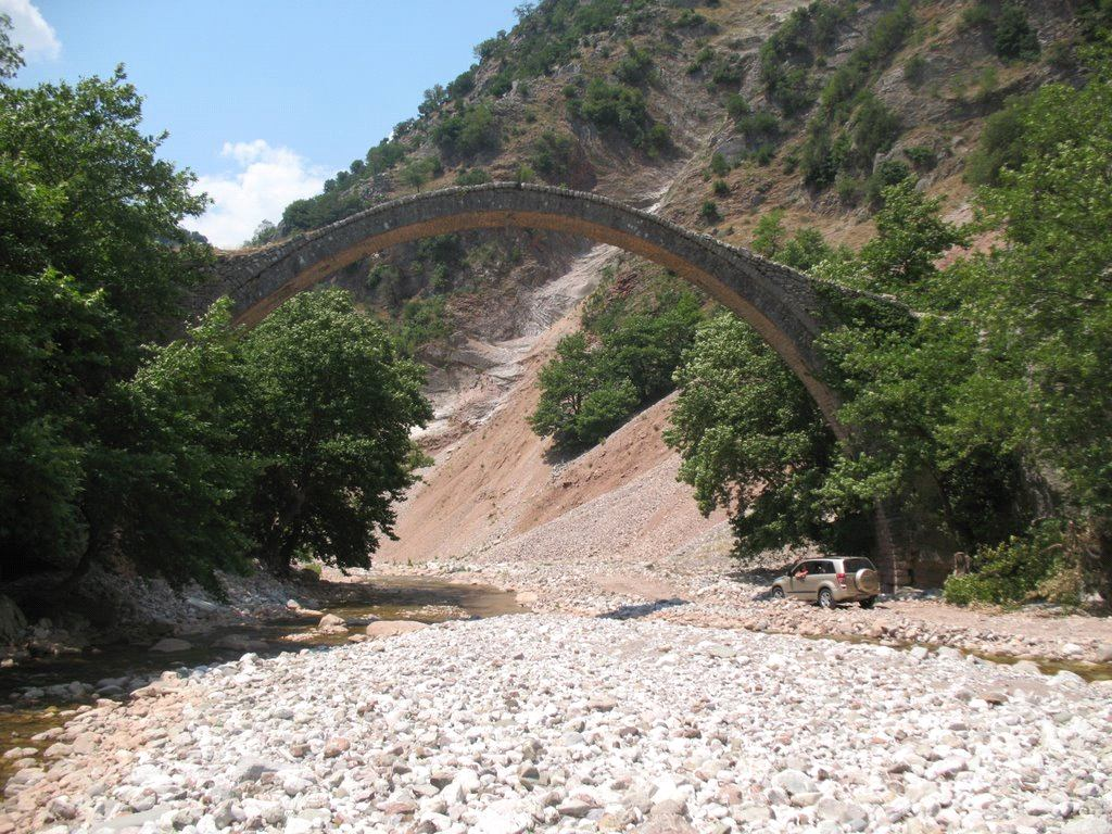 Το γεφύρι είναι θεμελιωμένο πάνω σε συμπαγή βράχο. Το ελεύθερο άνοιγμα του τόξου είναι 30μ. περίπου, ενώ το ύψος του είναι 15,50μ.