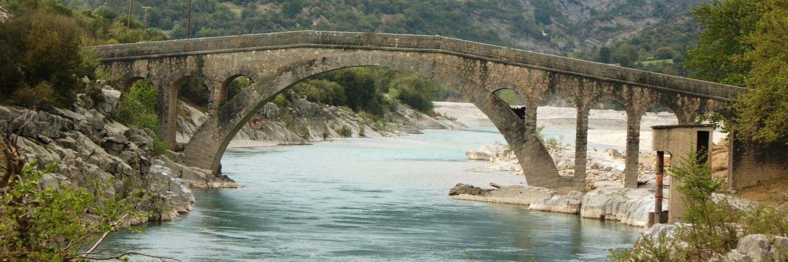 Το ξυλογέφυρο ήταν επίσης γνωστό και σαν πράσινο γεφύρι λόγω του χρώματός του.