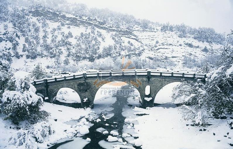 Σταυροπόταμο ποταμό, παραπόταμο του Βενέτικου, και είναι εύκολα προσβάσιμο, μια και είναι πολύ κοντά και ορατό από το δρόμο.