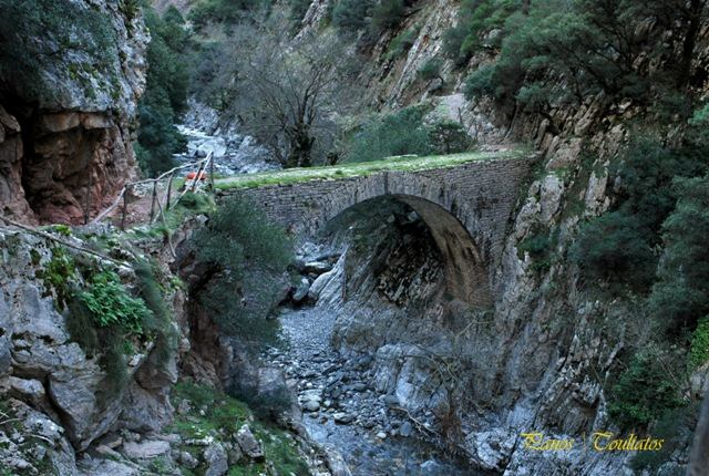 Μέγδοβα. Εδώ ο θρύλος ζωντανεύει ένα στοιχειωμένο μελίσσι. Όποτε το πέρασμα του γεφυριού ήταν επικίνδυνο, το σμήνος των μελισσών δεν άφηνε τους οδοιπόρους να το διαβούν.