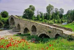 χρήματα κάποιων ληστών που θέλησαν να κλέψουν το μοναστήρι, αλλά με θαυματουργό τρόπο τράπηκαν σε φυγή και εγκατέλειψαν τα χρήματα.