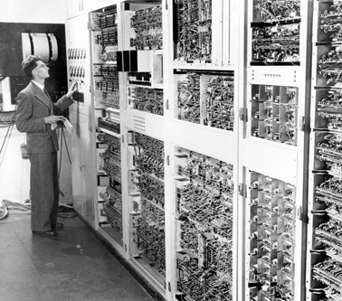 Η πρώτη γενιά ηλεκτρονικών υπολογιστών Η δεύτερη γενιά Ηλεκτρονικών Υπολογιστών Η πρώτη γενιά ηλεκτρονικών υπολογιστών (1946-1958) Οι ανάγκες του πολέμου (στα μέσα του 20ου αιώνα ) για πολύπλοκους