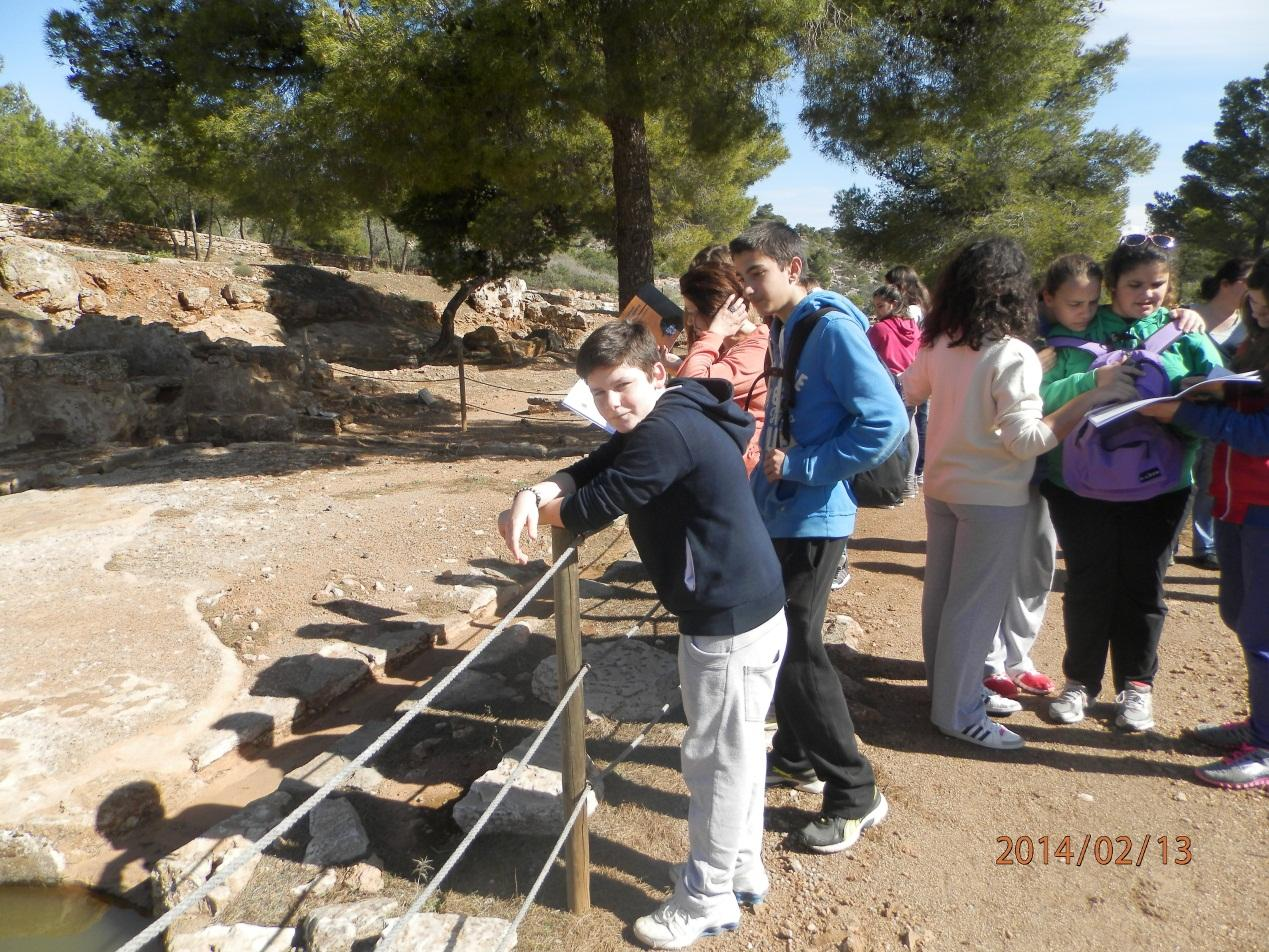 Στην πλευρά απέναντι από τις δεξαμενές είχε μια τεράστια λεκάνη νερού που η μια κάθετη πλευρά της είχε μικρές τρύπες.