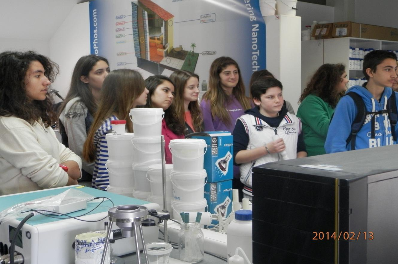 Μετά μπήκαμε σε ένα σύγχρονο χημικό εργαστήριο με χιλιάδες δείγματα προϊόντων και πολλές συσκευές. Αυτό που μας εντυπωσίασε ήταν ο τρόπος που γίνεται ο έλεγχος ποιότητας των προϊόντων.