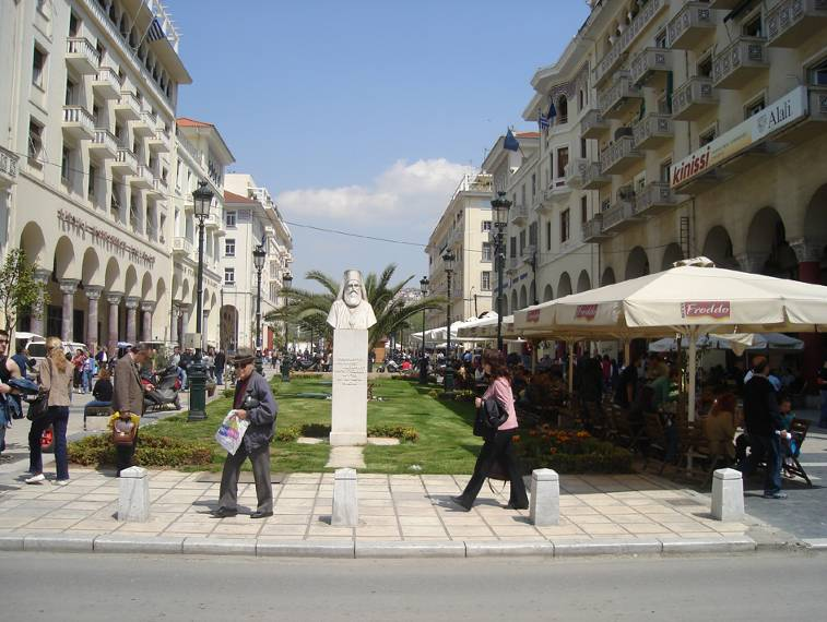 εκατέρωθεν του πεζοδρόµου