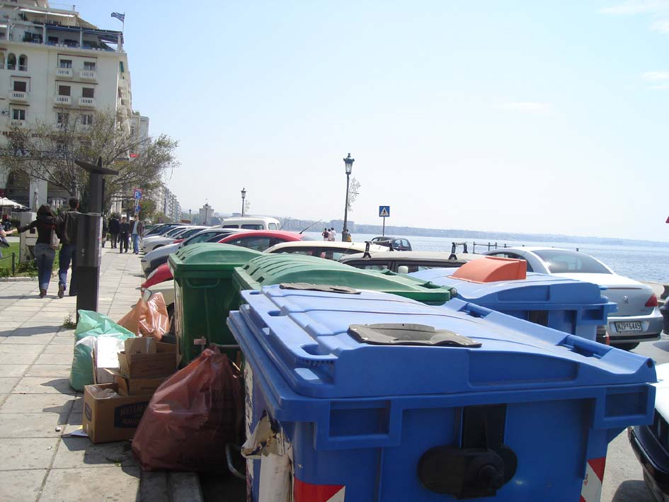 97. Κάδοι σκουπιδιών στο κάτω άκρο της πλατείας