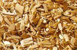 1.6.3 Štiepky Štiepky sú 2-4 cm dlhé kúsky dreva, ktoré sa vyrábajú štiepkovaním z drevných odpadov prerieďovania porastov alebo konárov.