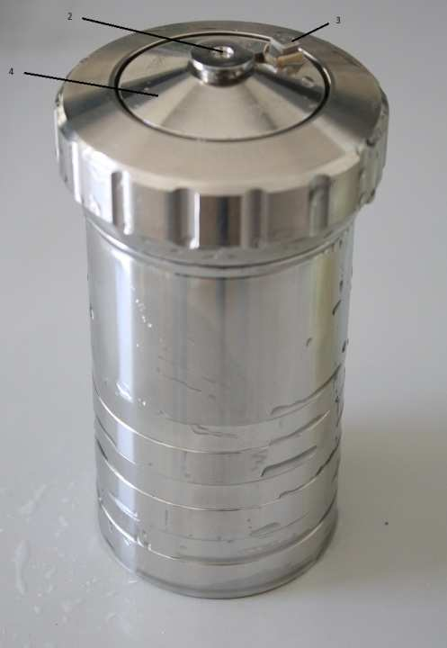 Kalorimetrická bomba sa skladá z: 1- presuvnej matice, 2- kyslíkového ventilu, 3- elektrického zápalného kontaktu, 4- krytu, 5- zápalného drôtu, 6- držiaka téglikov,