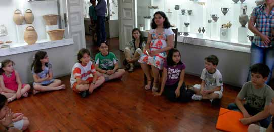 Λέσβος, 1-3 Ιουνίου 2012 Εκπαιδευτικά προγράµµατα Εκπαιδευτικό πρόγραµµα στο Παλαιό Αρχαιολογικό Μουσείο Μυτιλήνης Την Κυριακή 3 Ιουνίου 2012 οι εκδηλώσεις ήταν αφιερωµένες στα παιδιά και