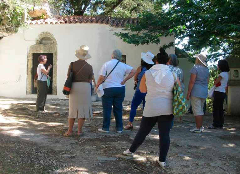 Στα γραφικά σοκάκια της συναντά ο επισκέπτης, δίπλα σε κατάλοιπα εργαστηριακών χώρων της ύστερης αρχαιότητας και ρωμαϊκά ψηφιδωτά, μικρούς καμαροσκέπαστους ναούς της ύστερης βενετοκρατίας, όπως το