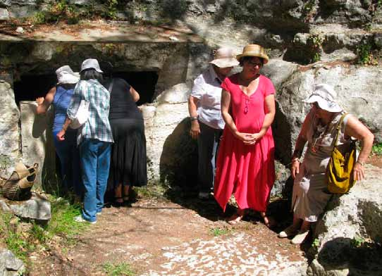 Στα περίχωρα, έχουν θεσμοθετηθεί ζώνες προστασίας των αρχαιοτήτων και των μνημείων που έχουν αποκαλύψει οι σωστικές ανασκαφές των τελευταίων δεκαετιών και που χρονολογούνται από τη γεωμετρική περίοδο