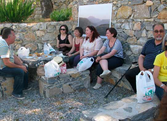 νεολιθική περίοδο μέχρι και τα νεότερα χρόνια, δόθηκε η ευκαιρία να παρουσιαστεί στο κοινό η ιστορία των οικισμών από τους οποίους περάσαμε. Ξενάγησαν οι κ.κ. Νότα Καραμαλίκη, αρχαιολόγος της ΚΕ ΕΠΚΑ, Πετρούλα Βαρθαλίτου και Κώστας Γιαπιτσόγλου, αρχαιολόγοι της 28ης Ε.