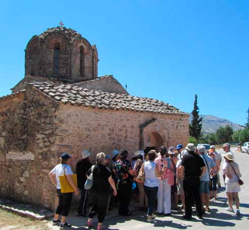 Στη συνέχεια οι συμμετέχοντες επισκέφθηκαν τον πλησιόχωρο σταυροειδή εγγεγραμμένο ναό του Αγίου Πέτρου, τέλους 12ου αρχών 13ου αιώνα,