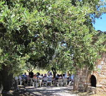 Μεσόγεια,10 Ιουνίου 2012 μνημείο η ομάδα απόλαυσε, στη σκιά ενός μεγάλου δένδρου στα δυτικά του ναού, αναψυκτικά και γλυκίσματα, μια ευγενική προσφορά του Δημου Σαρωνικού, και είχε την ευκαιρία να