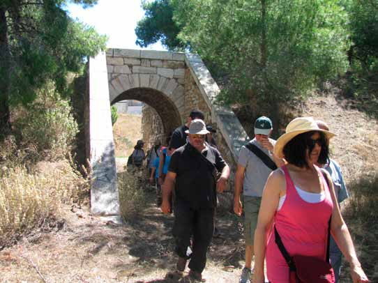 Σούνιο, 10 Ιουνίου 2012 Η γέφυρα του σιδηροδρόμου πεζοπορία στον Εθνικό Δρυμό Σουνίου διοργανώθηκε από το Κέντρο Περιβαλλοντικής Εκπαίδευ- Η σης Λαυρίου.