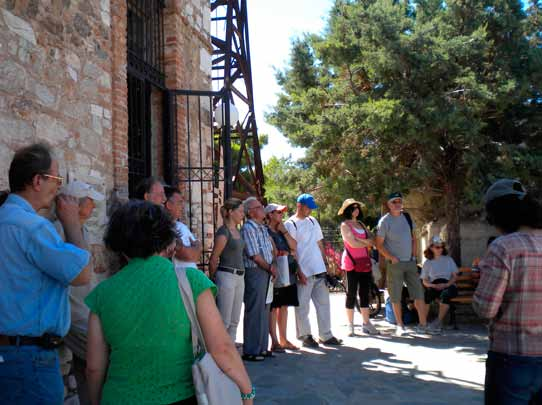 Η πεζοπορική διαδρομή στην Καμάριζα και την περιφέρεια του Εθνικού Δρυμού Σουνίου περιέλαβε στάσεις στο Ορυκτολογικό μουσείο Καμάριζας, το Φρέαρ Στο Ορυκτολογικό Μουσείο Καμάριζας