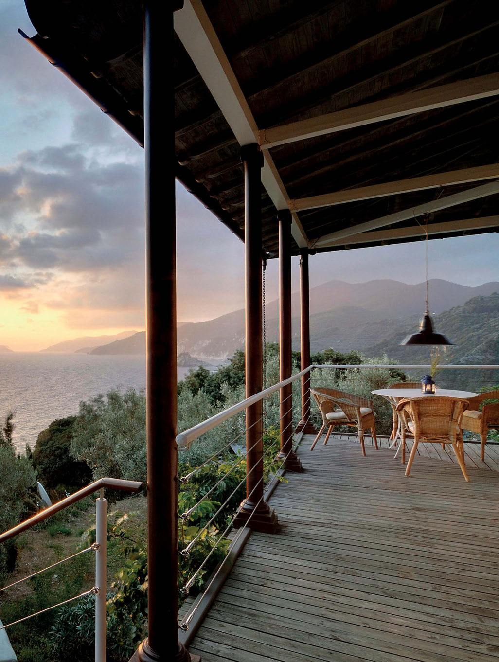 Η βεράντα της Villa Maistros στη Σκόπελο ανοίγεται στη θάλασσα και