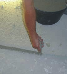 Spôsob opravy: Riešenie 1: Pozdĺžne odstrániť poter min. 25 cm z každej strany praskliny. Po stenách stávajúceho poteru naniesť EPORIP alebo kotviaci mostík vyhotovený z PLANICRETE, vody a spojiva.