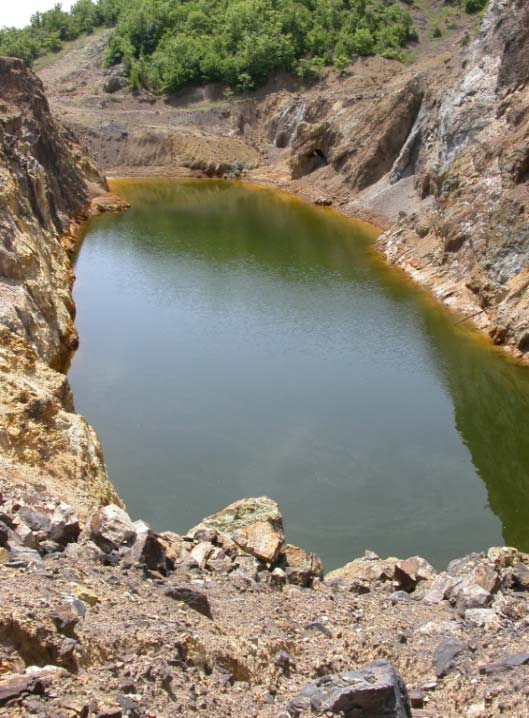 1. Λίμνη ανοιχτής εκσκαφής Μετρήσεις Περιεκ/τες Ιούνιος 2005 Δεκ/βριος 2005 Πόσιμο νερό ph (βαθμοί) 2,85 2,94 6,5-8,5 Αγωγ/τα (μs/cm 2 ) 2.000 2.270 1.