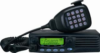 TM-281E FM VHF Mobilna radijska postaja 65W Robustna, kompaktna zasnova 65W Visoka izhodna moč Izbira izhodne moči Visoka stabilnost frekvence Kvaliteten zvočnik vgrajen spredaj 201 Spominski kanali,
