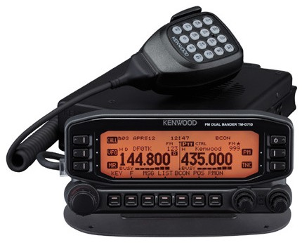 TM-D710E FM Dvoband APRS mobilna/fiksna radijska postaja Vgrajen TNC & APRS Ready Ločena čelna plošča z velikim dvobarvnim zaslonom Nastavljiva osvetlitev LCD in tipk & Večfunkcijske tipke Visoka