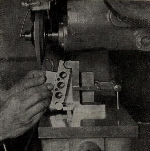 3. Na obrázku je vyobrazená pracovná operácia orovnávania brúsneho kotúča pre zhotovenie úkosu 12º na boku kotúča pomocou diamantu vsadeného do ohnutého držiaku.