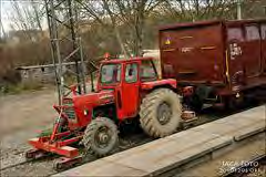 kw do 45kW i bolje preformanse. a) Savremeni oblik traktora b) Autovoz sa platformom i prikolicama Slika 4.18.