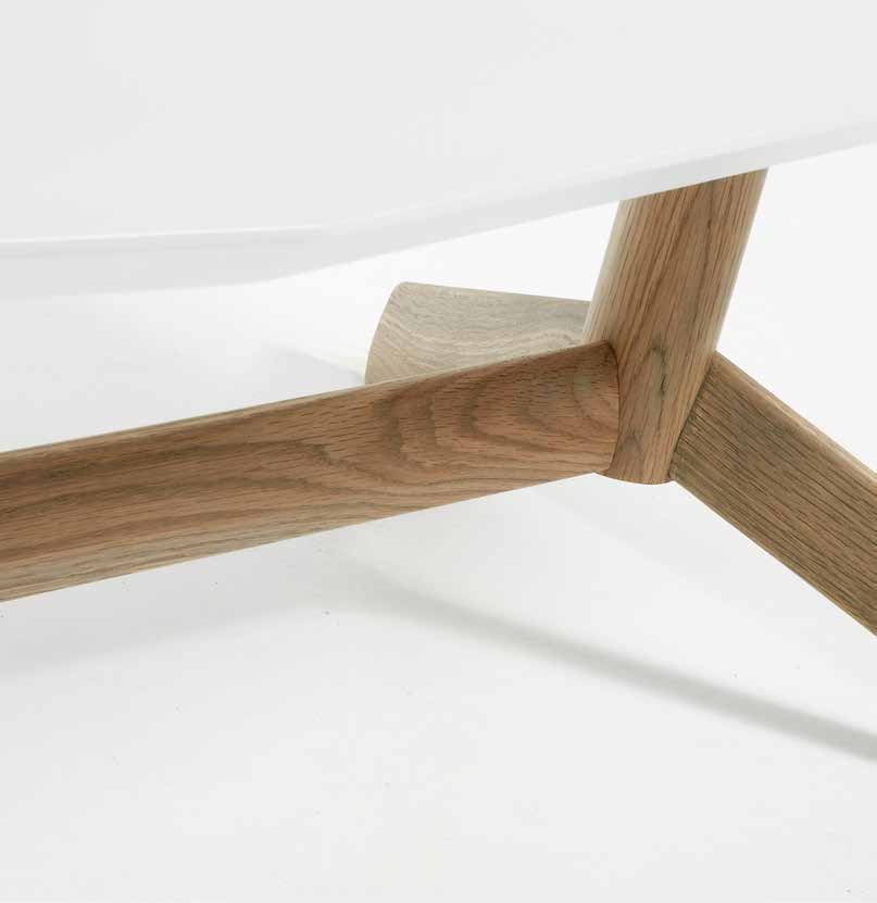 Coffee table with walnut veneer structure and matt lacquered fiberboard top.