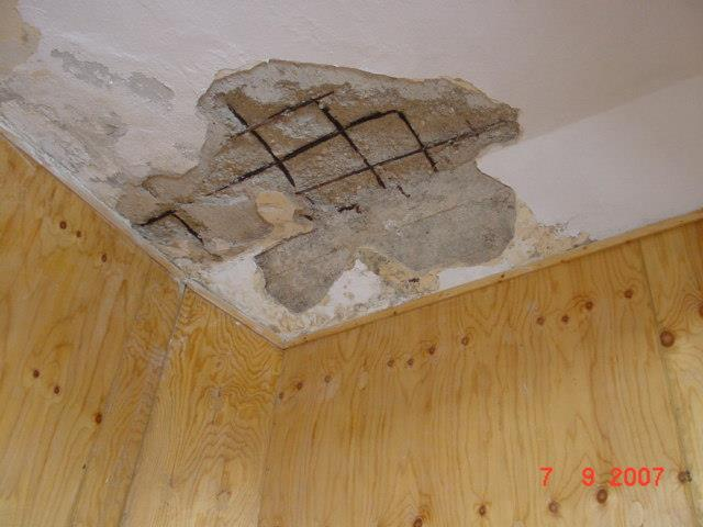 οπλισμών πλάκας οροφής ορόφου πτέρυγας Α Έντονη οξείδωση σε τοίχο