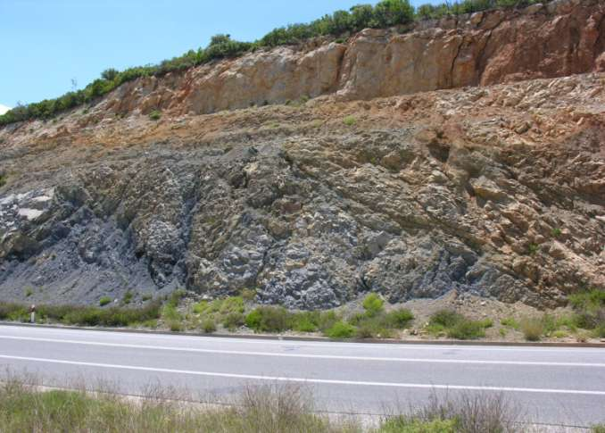 Η Φυλλιτική Σειρά (5) Εικόνα 16. Τοφφίτες στα στρώματα Τυρού στην Πελοπόννησο.