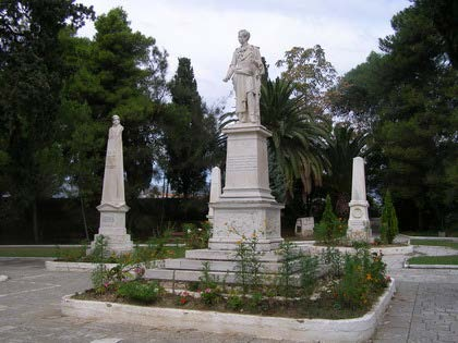 σχηματίζεται ανάμεσα στην