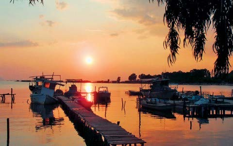 «ξεστρατίζει» κάποια ξύλινη γέφυρα για καμιά πελάδα, σπίτια ψαράδων πάνω σε πασσάλους, ή για