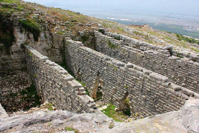 συγκρότημα, με μέγιστο υψόμετρο μόλις 984 μ.