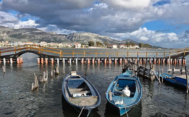 Βρίσκεται κυριολεκτικά μέσα στην καρδιά της λιμνοθάλασσας, πάνω σε μια μικρή προσχωματική νησίδα, ενώ το χαρακτηρίζουν η ομορφιά, η απλότητα, η αρμονία και η ήπια εναλλαγή και σύνθεση του τοπίου.