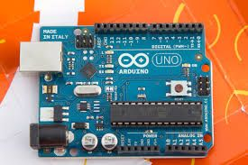 Τι είναι το Arduino ; Το Arduino είναι μια απλή μητρική πλακέτα ανοικτού κώδικα. Διαθέτει ενα ενσωματωμένο μικροελεγκτή (της Atmel) εισόδους και εξόδους.