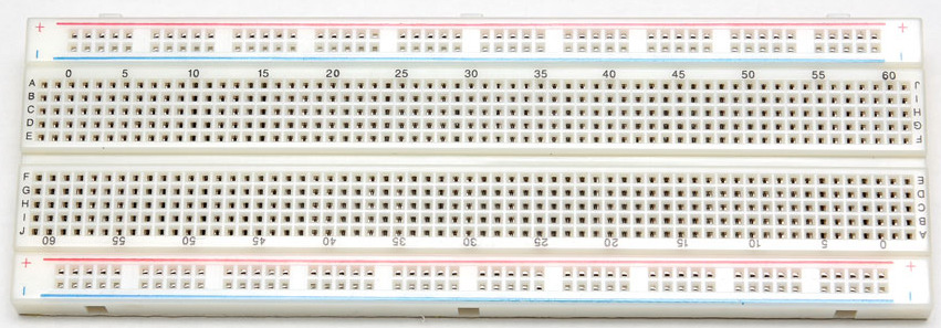 ), numită solderless breadboard sau uneori protoboard permite interconectarea componentelor fără lipituri.