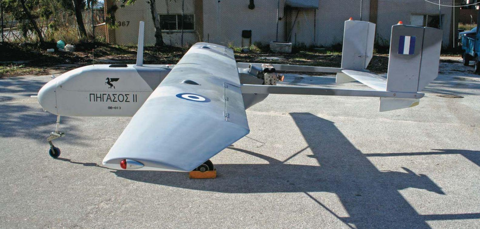 6,5 μέτρων και συνολικού βάρους, συμπεριλαμβανομένων καυσίμων και αισθητήρων 250 κιλών. Το ελληνικό UAV κατασκευάζεται απο σύνθετα υλικά του Τμήματος Συνθετικών Υλικών του ΚΕΑ.