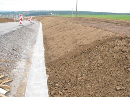 Prielohy na rozdiel od priekop vyžadujú väčšiu územnú rezervu. Prielohy však patria k prírode blízkym opatreniam, majú charakter biotechnických prvkov. Ľahšie sa začleňujú do krajiny ako priekopy.