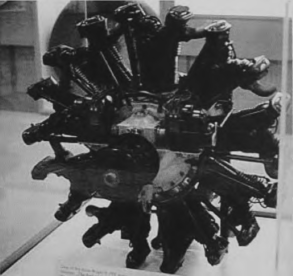 Στη δεκαετία του 1930 δηλώθηκε από τον Felix Wankel ως ευρεσιτεχνία ένας νέος βενζινοκινητήρας για οχήματα, διαφορετικής κινηματικής από τους προηγούμενους, με τον οποίο φαίνεται να έχει κλείσει