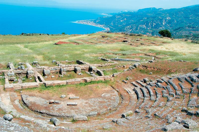 Το Θέατρο της Αρχαίας Αιγείρας Το πιο καλοδιατηρημένο σε σχέση με