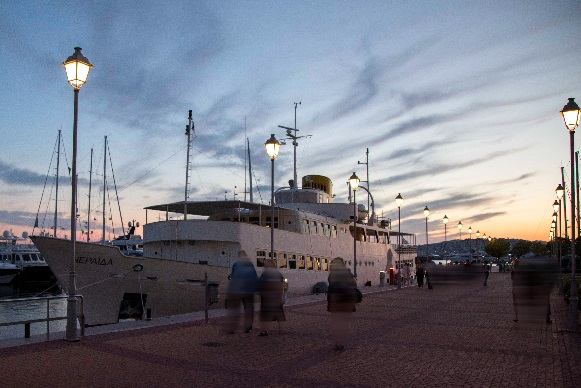 Λάτση, που αποτελεί ένα από τα λιγοστά μνημεία της χρυσής εποχής της ελληνικής ακτοπλοΐας που σώζονται στις μέρες μας.