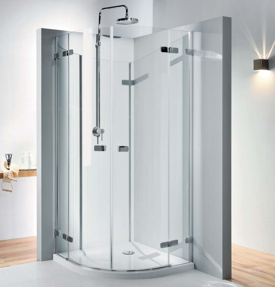 NEXT ĎALŠÍ KROK K ELEGANTNEJ KÚPEĽNI Séria sprchovacích kútov Next ponúka okrem moderného bezrámového dizajnu tiež mnoho variantov pre rôzne typy kúpeľní.