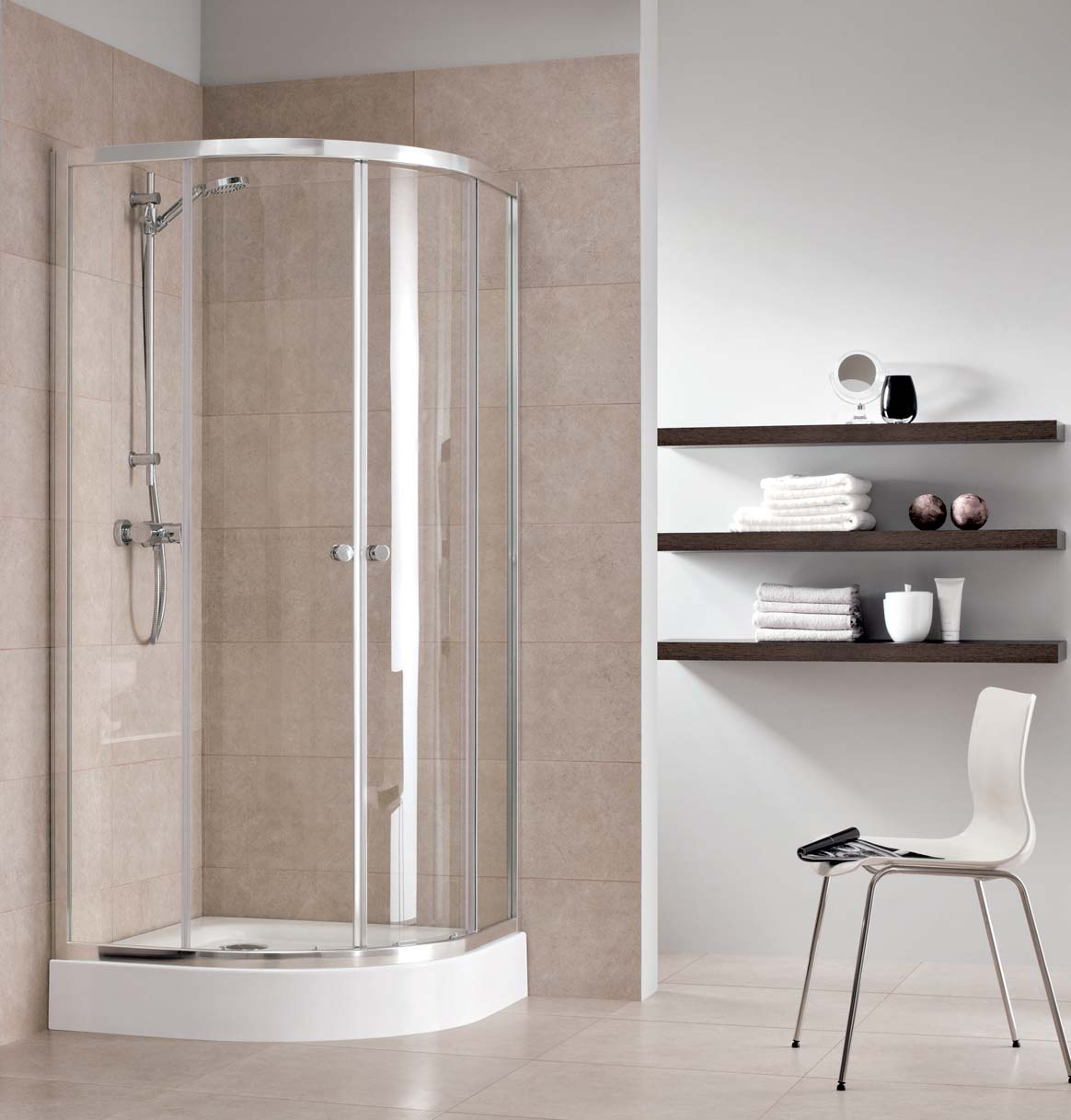 FIRST PRVÁ VOĽBA PRE NOVÚ KÚPEĽŇU Do novej alebo rekonštruovanej kúpeľne je séria First prvou voľbou moderný dizajn, zodpovedajúce sprchovacie vaničky a zostavy vaničiek s kútmi, to všetko za výbornú