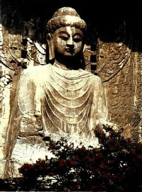 Κολοσσιαίος Βούδας στο Λουνγκμεν Κίνα. Παριστάνει τον κεντρικό, απόλυτο Βούδα 7 ος αι. μ. Χ.