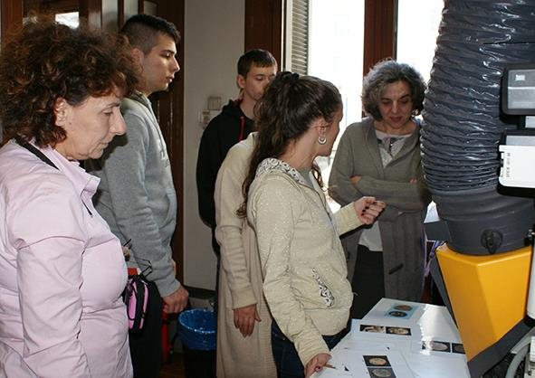 Τ α Ν έ α μ α ς ΕΚΠΑΙΔΕΥΤΙΚΗ ΕΠΙΣΚΕΨΗ ΣΤΟ ΕΡΓΑΣΤΗΡΙΟ ΣΥΝΤΗΡΗΣΗΣ ΤΟΥ ΝΟΜΙΣΜΑΤΙΚΟΥ ΜΟΥΣΕΙΟΥ Ιλίου Μέλαθρον Νομισματικό Μουσείο -