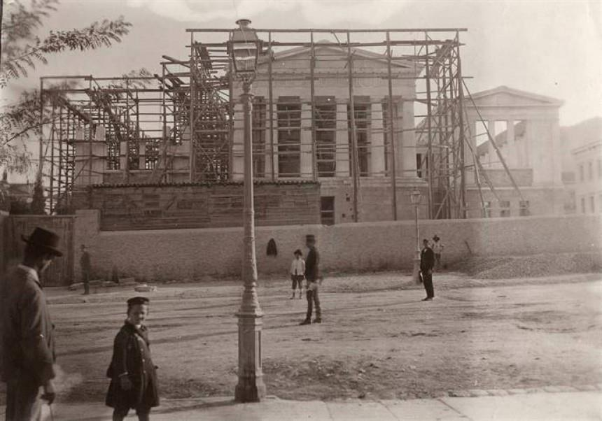 Αθήνα, οδός Πανεπιστημίου, η Βαλλιάνειος Βιβλιοθήκη με σκαλωσιές, περίπου