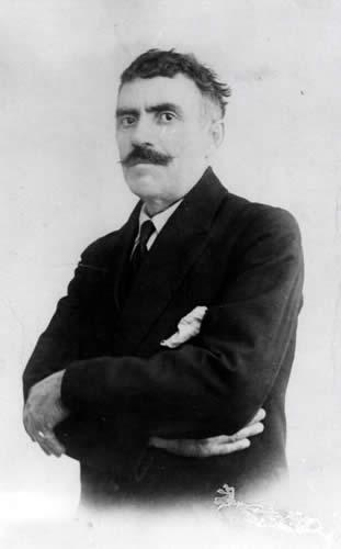 Γιώργης Ζορμπάς (1918) 1917: Επιχειρεί να ασχοληθεί για βιοποριστικούς λόγους με