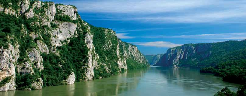 μεταξύ των συνόρων Σερβίας και Ρουμανίας, συνολικού μήκους 134 χιλιομέτρων. Οι Σιδηρές πύλες δημιουργήθηκαν από τον ποταμό Δούναβη μεταξύ των Νότιων Καρπαθίων και της οροσειράς του Αίμου.