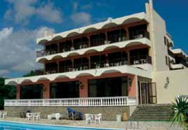 από την παραλία του Mon Repos, το πολυτελές ξενοδοχείο αποτελεί ιδανική λύση για όσους επιθυμούν να βρίσκονται κοντά στις