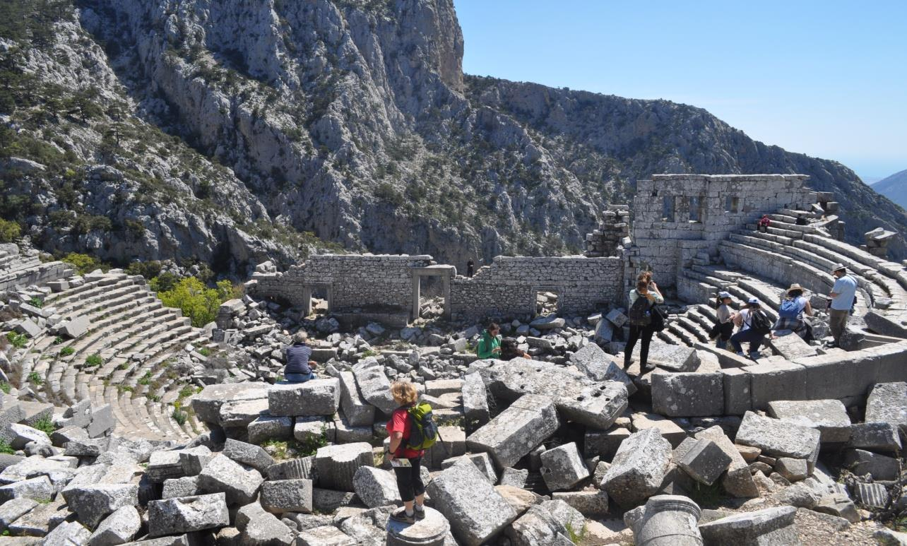 ΤΜΗΜΑ ΘΕΑΤΡΙΚΩΝ ΣΠΟΥΔΩΝ Θέμα: Χορός Εισηγήτρια: κα Αικατερίνη Σαβράμη, Χορολόγος, Επίκουρη Καθηγήτρια. Στοιχεία επικοινωνίας: 2610 96 29 15, email: savrami@upatras.